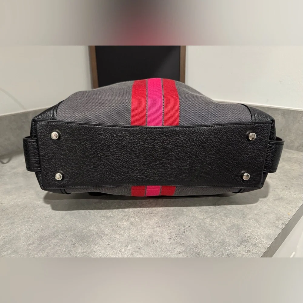 Coach Edie 31 Horse and Carriage Shoulder Bag! - Picture 3 of 12